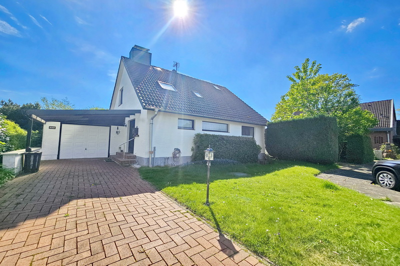 Auffahrt mit Garage